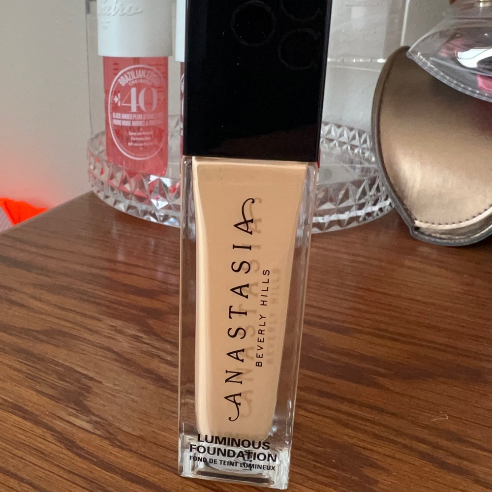 NEW Anastasia Beverly Hills luminous foundation